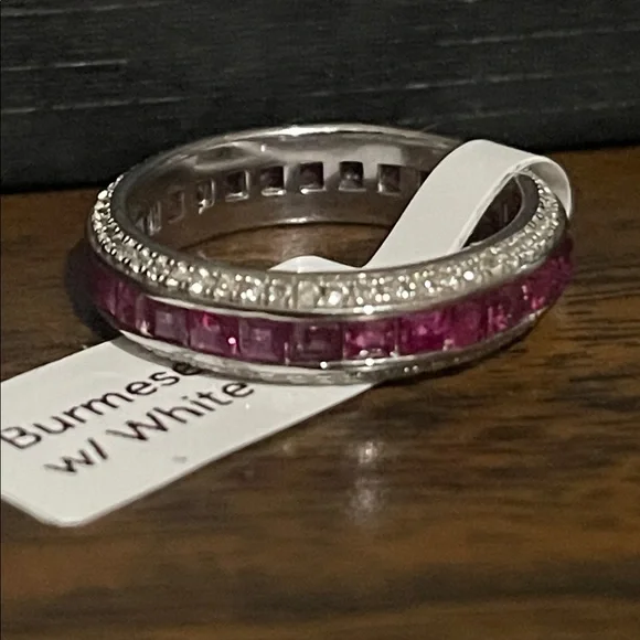 Dazzling Silver and Pink Gemstone Ring - Picture 5 of 10